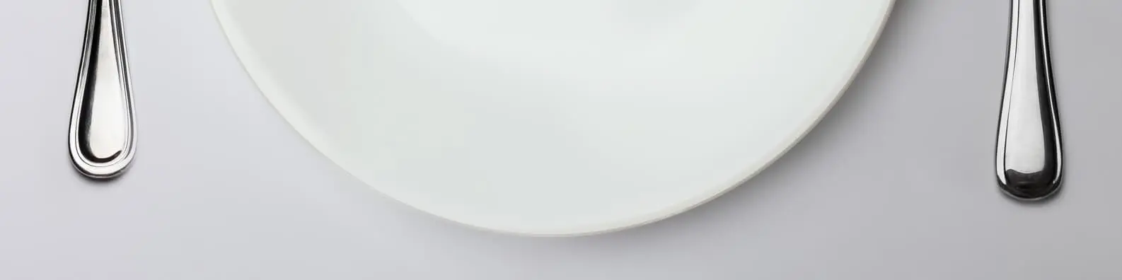 Dinner-Plate-with-Spoons